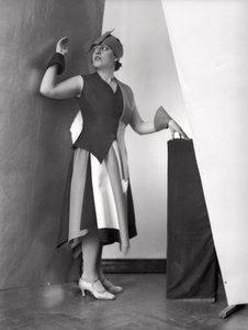 Portræt af Anita Pittoni i en kjole designet af maleren Marcello Clarion, ca. 1930 (s/h-foto) af Wanda Wulz