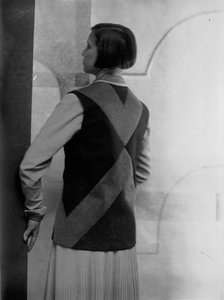 Portræt af Marion Wulz i kjole designet af Anita Pittoni, ca. 1940 (s/h-foto) af Wanda Wulz
