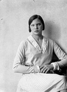 Portræt af Marion Wulz i kjole designet af Anita Pittoni, ca. 1940 (s/h-foto)