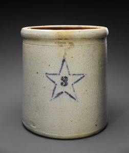 Three Gallon Crock, ca. 1909-1915 (bristolglaseret stentøj med stencileret kobolt) af Weller and Wagner Co. Newton