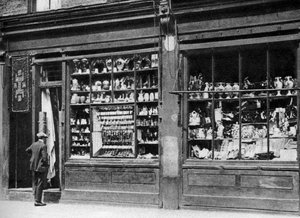 En pantelånerforretning, Bow, London, 1926-1927.