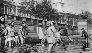 Børn, der padler i springvandene ved Trafalgar Square, London, 1926-1927