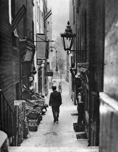 George Court en gyde, der fører til Adelphi Theatre fra Strand, London, 1926-1927.