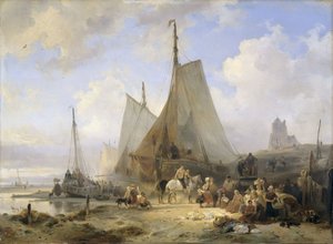 Fiskerbåde på stranden med fiskere og kvinder, der sorterer fangsten