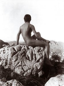 Ung mand poserer på en klippe af Wilhelm Baron von Gloeden