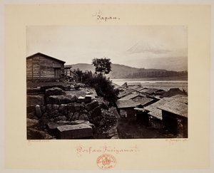 Fusiyama. Hus og Mount Fuji i baggrunden.