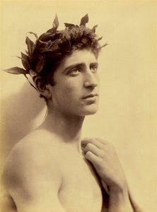 Studie af en dreng iført en krans, Sicilien, C.1898 (sepiafoto) af Baron Wilhelm von Gloeden