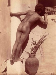 studie af en dreng, der kigger gennem et vindue, ca. 1900