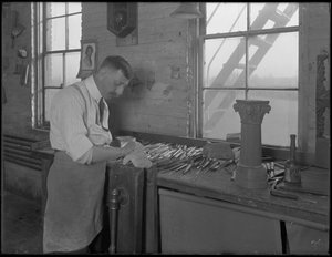 Snedker arbejder på kisteornamenter, Oneida, New York, 3. april 1916 af William Davis Hassler