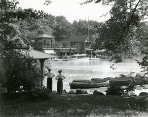 Central Park Boat House, ca. 1910-21 af William Davis Hassler