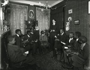 Evangelistkomiteen underviser en gruppe af unge afroamerikanske mænd og drenge hos fru Bostick, 72 West 99th Street, hvor Rockwood underviser en gruppe af unge afroamerikanske mænd og drenge. 31. marts 1916 af William Davis Hassler