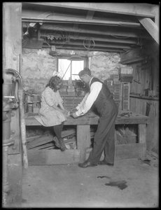 Frank P. Hassler og Mary Hassler i kælderen, Glen Ellyn, ca. 1912 af William Davis Hassler