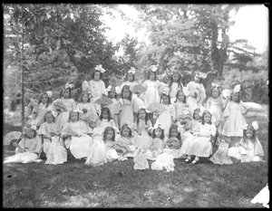 Gruppeportræt af uidentificerede små piger, sandsynligvis fra det romersk-katolske børnehjem, Kingsbridge, Bronx, ca. 1910