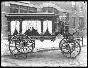 Hestetrukne ligvogne tilhørende F.S. York, parkeret på W. 145th Street (eller E. 145th Street), New York City, 1. december 1914