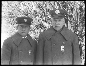 Larry Casey og John Connolly poserede i deres vinteruniformer i sneen i Isham Park, Inwood, New York City, 7. marts 1915.