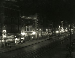 Nattefoto af sydsiden af 23rd Street mellem Sixth og Seventh Avenue, ca. 1916-17