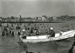 Robåd og svømmere i vandet, Coney Island, ca. 1910-21 af William Davis Hassler