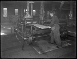 Løbende tømmer beregnet til brug i kistefremstilling gennem en dobbelt-flade høvl, Oneida, New York, 3. april 1916 af William Davis Hassler