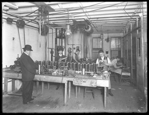 Værksted på sjette sal, Geyser Electric Water Heater Company, 42 Hudson Street, New York City, 31. december 1914 af William Davis Hassler