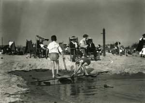 To børn leger med trærester i lavvandede områder, Coney Island, ca. 1910-21 af William Davis Hassler