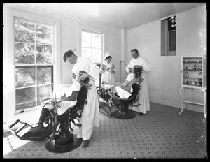 To patienter undersøges, Tandlægestuen, Seton Hospital, Spuyten Duyvil, Bronx, 30. oktober 1914 af William Davis Hassler
