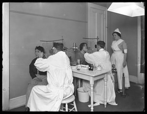 To patienter bliver undersøgt, undersøgelsesrum #1, Seton Hospital, Spuyten Duyvil, Bronx, 30. oktober 1914 af William Davis Hassler