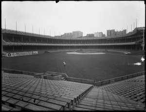 Udsigt over Polo Grounds fra tribunen til banen og tribunen, New York, 3. juli 1914
