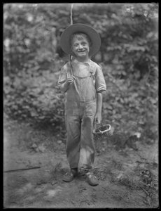 William Grey Hassler i stråhat og overalls, med fiskestang og kurv i skoven, 20. august 1911 af William Davis Hassler