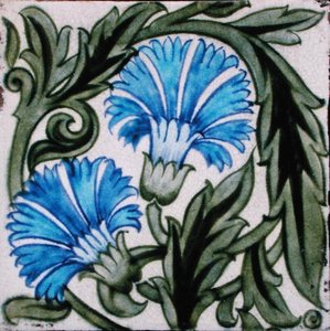 Flise med blomsterdesign (keramik) af William de Morgan