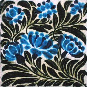 Flise med blomsterdesign (keramik) af William de Morgan