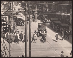 Sixth Street med udsigt mod nord fra Olive Street af William G. Swekosky