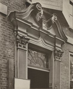 Doorway, Crutched Friars, London (s/h-billede) af William Galsworthy Davie