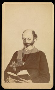 [Uidentificeret skaldet, skægget mand læser, mens han sidder]. af William H. Mumler