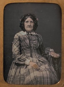 Siddende ældre kvinde iført plaid kjole og hætte, 1854-60. af William Hardy Kent