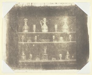 Artikler af glas på tre hylder af William Henry Fox Talbot