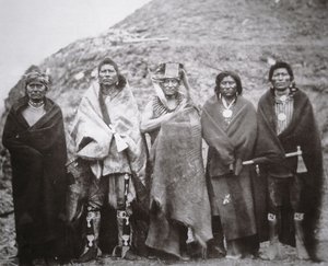 Pawnee-folk foran en tribal earth lodge, ca. 1869 (s/h-billede)