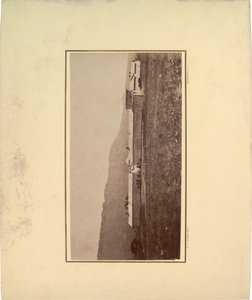 Udsigt til en palisade med flere mænd samlet ved indgangsporten, 1871 (sepia-foto) af William Hicks Jackson