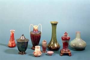 Gruppe af vaser og skåle af lertøj fremstillet på Ruskin Pottery, 1898-1935 (lertøj)