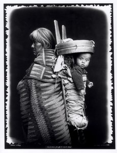 Navajo kvinde med en papoose på ryggen, ca. 1914 (bw foto)