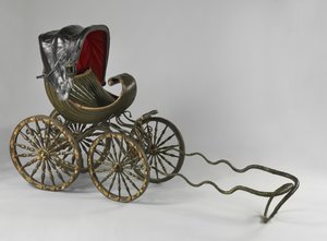 En malet og forgyldt barnevogn (mixed media)