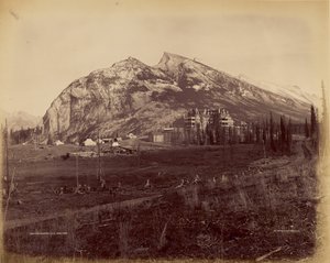 Twin Peaks og C.P.R. Hotel, Banff af William McFarlane Notman