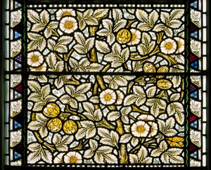 Kirkcaldy Old Kirk, Morris & Co., William Morris, vilde roser og hasselnødder, 1886 af William Morris