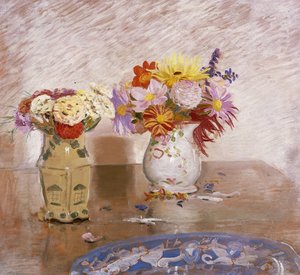 To vaser med blomster og en blå tallerken