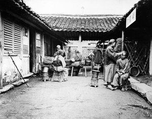 Omrejsende barberere på et landsted, Kina, ca. 1875