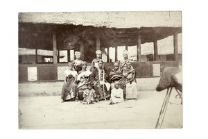 Indfødte høvdinge og harem, Mendi-land (gelatinesølvtryk) af William Turnbull Balmer