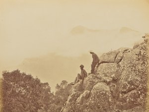 [Mænd, der står på klippeformationer] af Willoughby Wallace Hooper