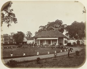 Hus på Koningsplein i Batavia af Woodbury and Page