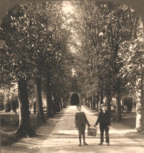 Approach to Trinity Church, Stratford on Avon, England, 1905. af Works and Sun Sculpture Studios
