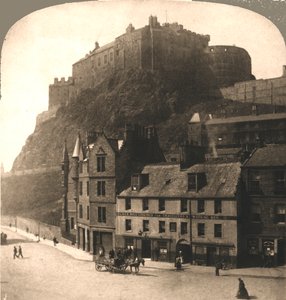 Edinburgh Castle fra Grasmarket, Skotland. af Works and Sun Sculpture Studios