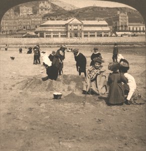 På stranden ved Llandudno, Wales, 1894. af Works and Sun Sculpture Studios